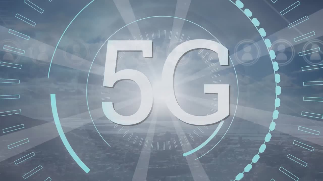 animazione di testo 5g su cerchi di carico contro la vista aerea della città moderna sullo sfondo