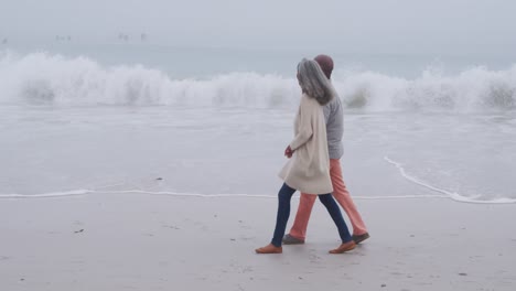 Älteres-Paar-Genießt-Die-Zeit-Draußen-Am-Meer