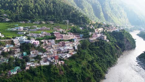 río ganga que fluye junto a la ciudad ubicada en el borde de la cordillera del himalaya en india