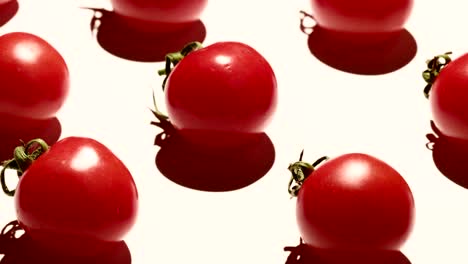 tomates cereza girando sobre un fondo blanco