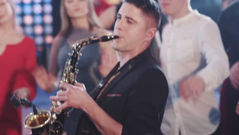 saxofonista toca el saxofón. actuación en vivo. artista de jazz. reflectores