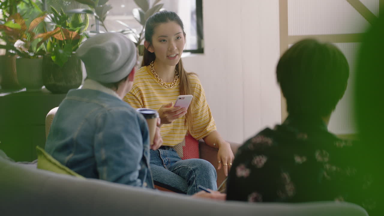 다양한 비즈니스 그룹의 사람들이 행복한 학생들을 만나고 대화를 즐기는 친구들이 편안한 트렌디한 사무실에서 함께 연결을 공유합니다.