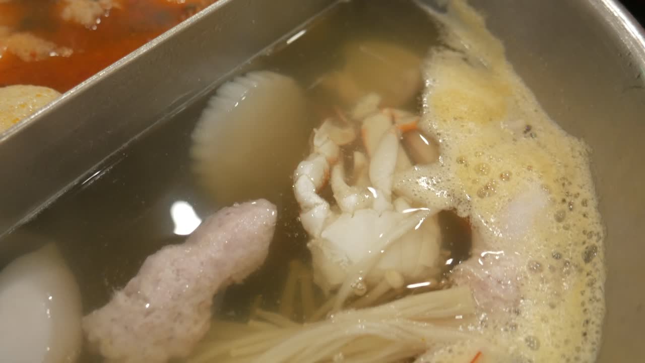 갈라진 핫 ⁇  요리 반은 매운 반은 온화한