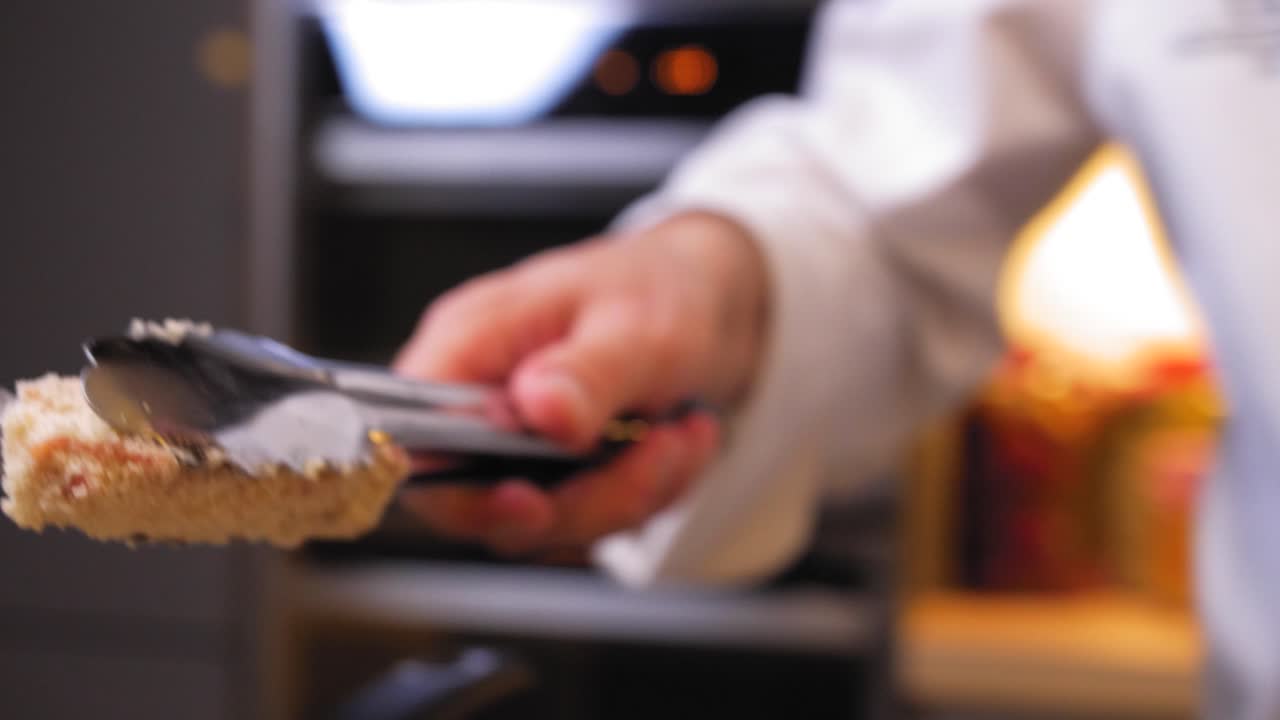 튀김 고로케 기름. 요리사가 고로케를 굽고 있다