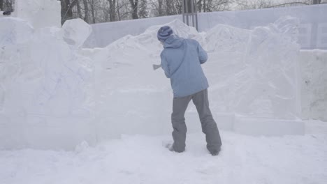 escultor de hielo en el trabajo