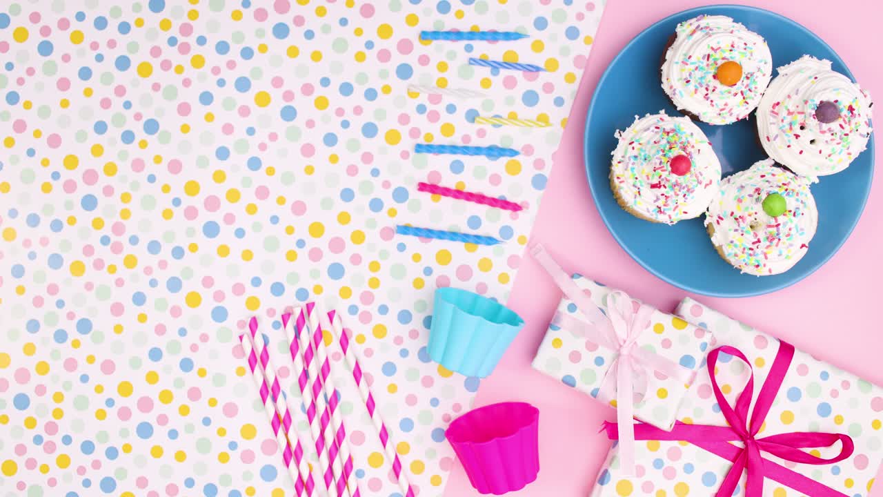 la decoración de la fiesta de cumpleaños y los pasteles se mueven en el lado izquierdo.