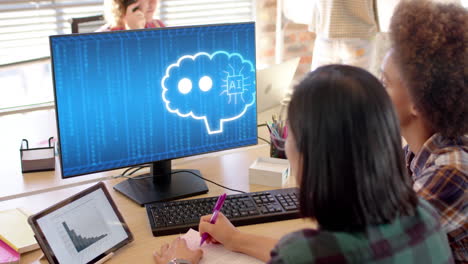 mujeres de negocios diversas en la oficina usando una computadora con una interfaz en la pantalla