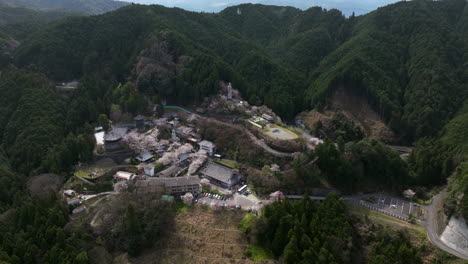 vista aérea panorámica del templo budista de tsubosakadera y las montañas boscosas en takatori, japón