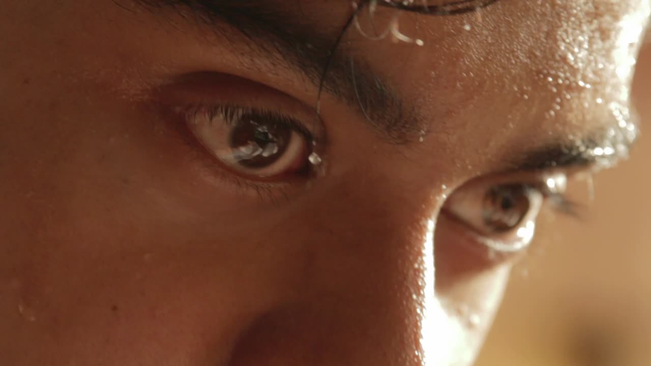 땀을 흘리는 10대 소년이 글을 쓰고 암산을 하면서 열심히 일하고 있다