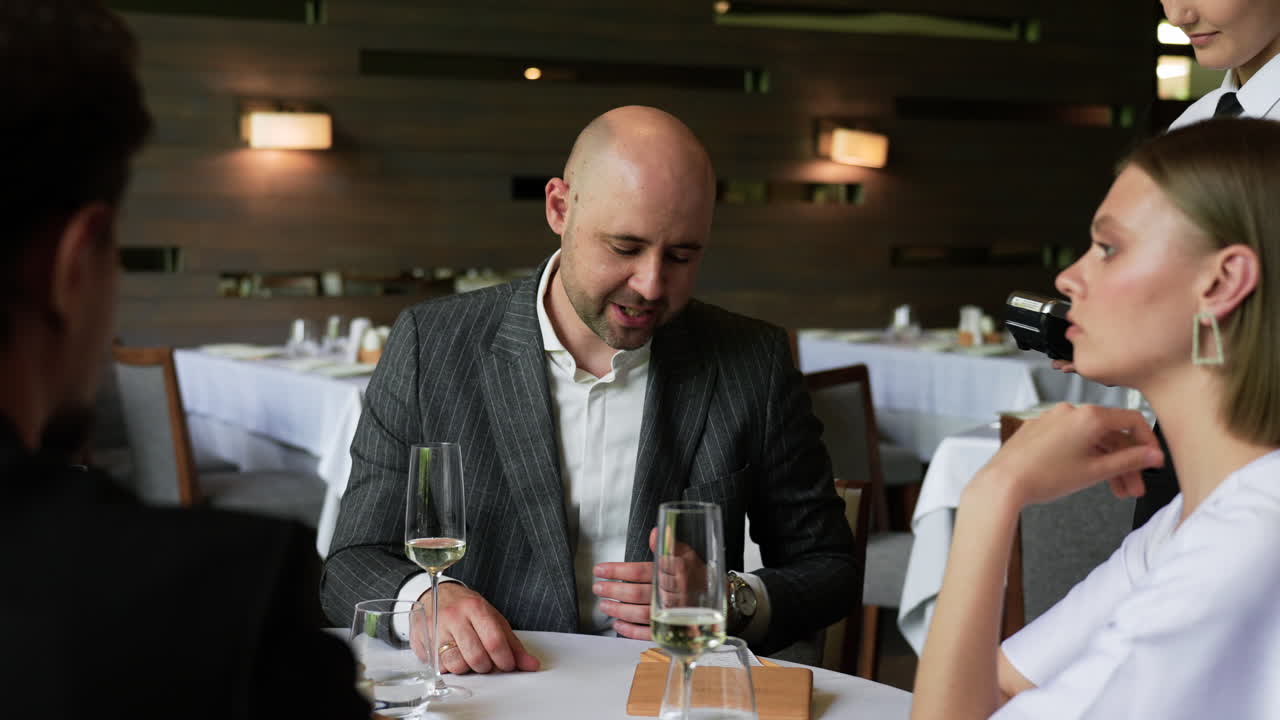 친구들이 식당에서 점심을 마치고 있습니다.