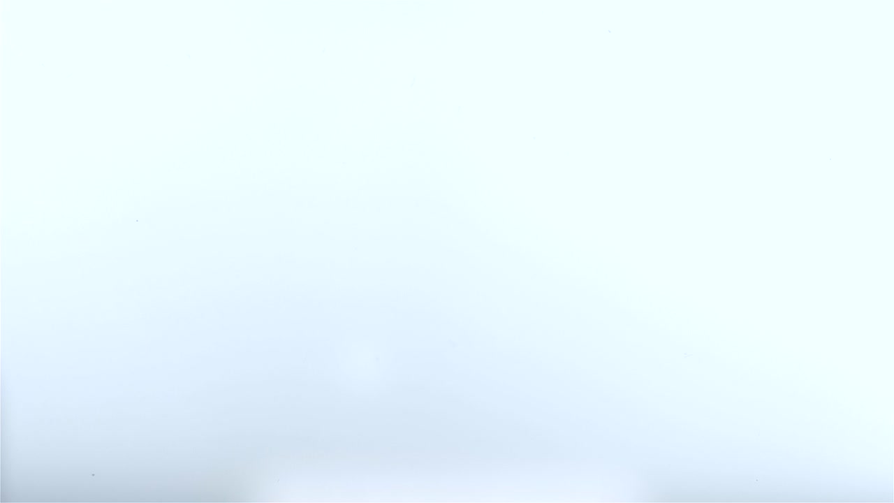 человек делает небольшую покупку. в руке несколько монет.