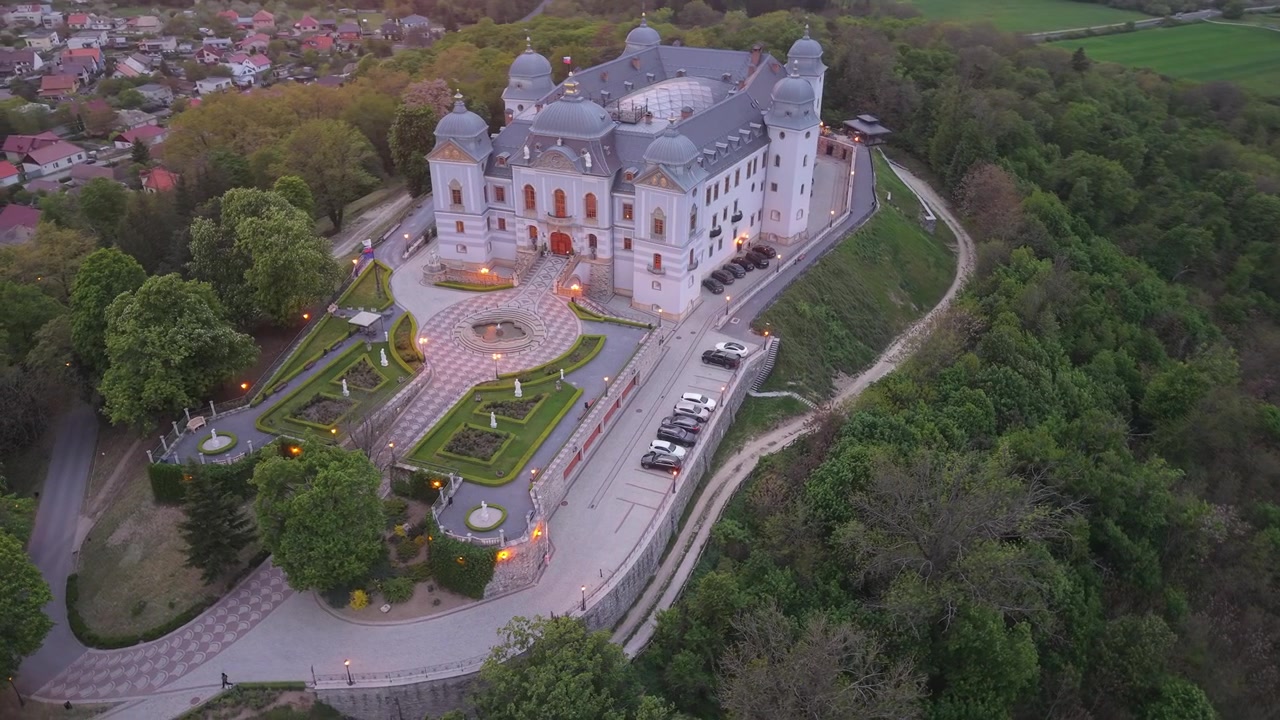Maestosa vista aerea dello storico Castello di Halicsky in Slovacchia. Il palazzo barocco è arroccato su una collina, circondato da una fitta foresta verde.