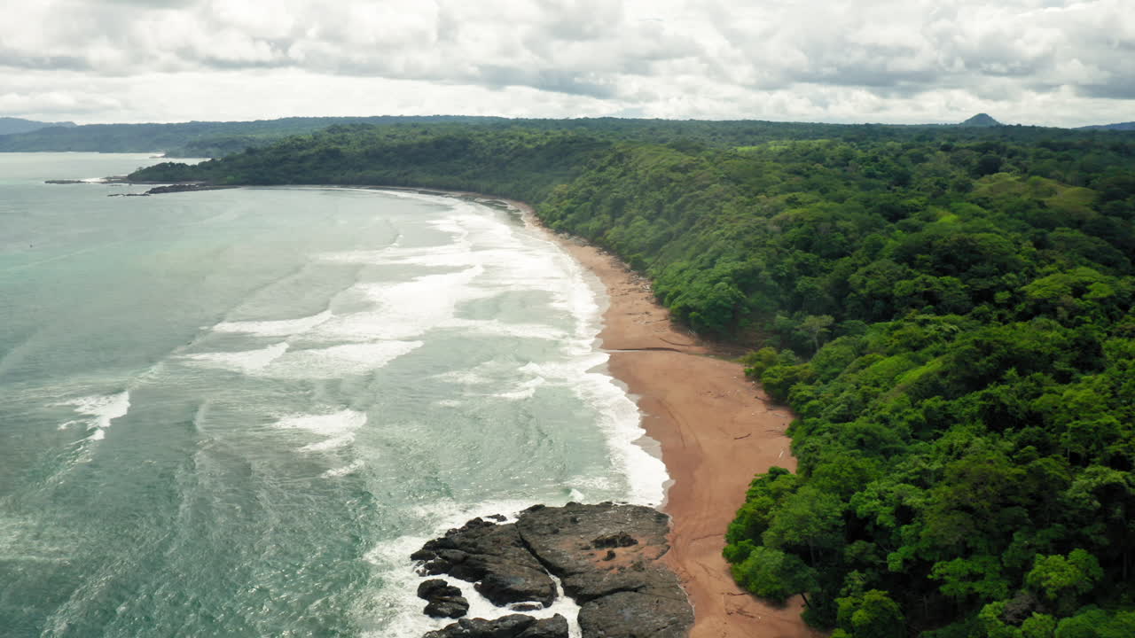 toma aérea de drones de 4k de la playa vacía de tambor en costa rica