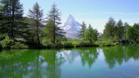 Cervino-Con-El-Lago-Grindjisee-En-Zermatt,-Suiza