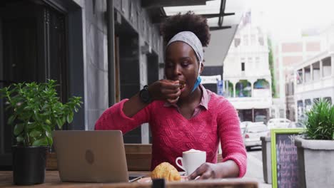 Afroamerikaner-Sitzt-In-Einem-Café