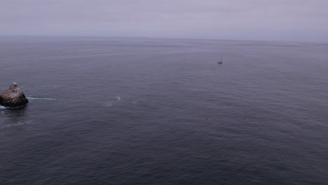 Luftaufnahme,-Die-Um-Ein-Segelboot-Und-Felsen-In-Der-Nähe-Von-Big-Sur-In-Kalifornien-Schwenkt