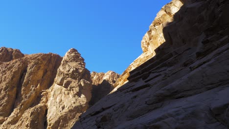 Vista-Con-Montañas-Rocosas-En-El-Cañón-Coloreado-De-Egipto-Sinaí-Desierto-Dahab-En-Un-Día-Soleado,-Plano-Amplio-Con-Zoom-En