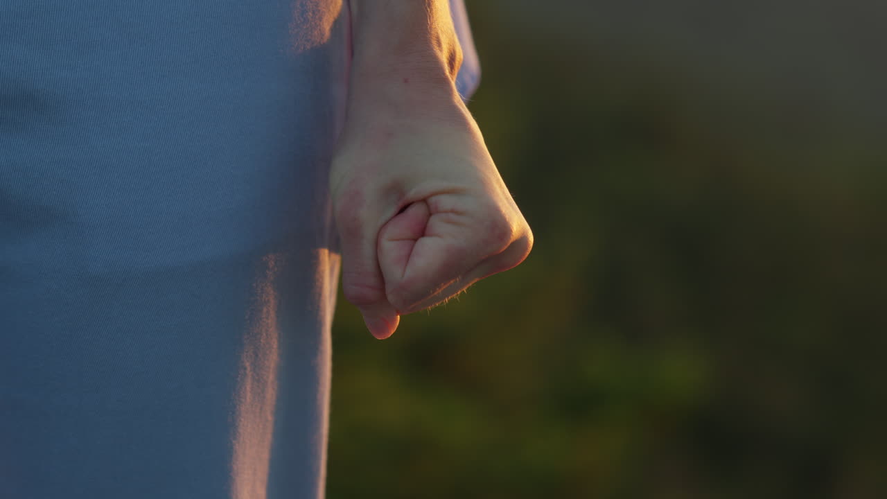 여자 가 주먹 을  ⁇ 고, 화 를 내고, 감정적 인 느낌 을 느끼고