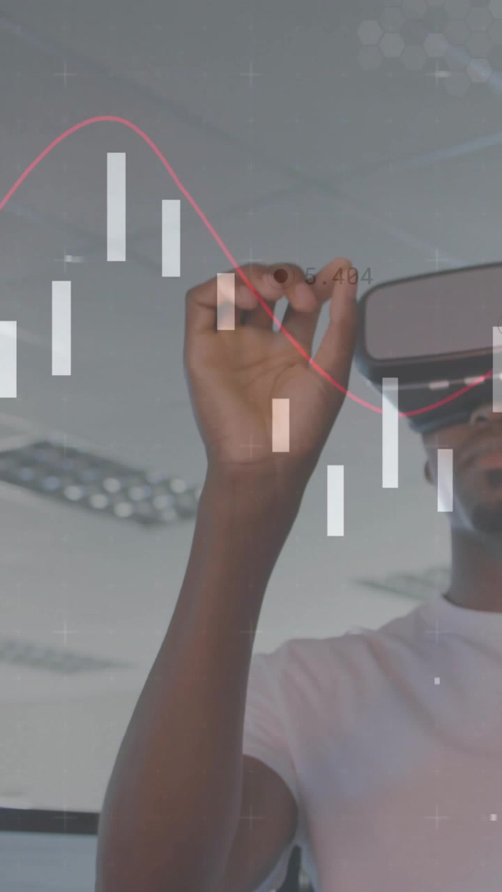 Vidéo verticale : Homme en réalité virtuelle levant la main, gesticulant pour ajuster des barres et une tendance rose, analysant les finances.