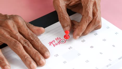 senior marcando una fecha en un calendario