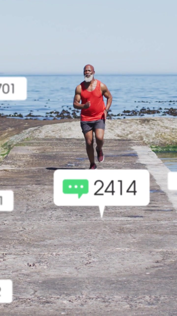Video verticale: Corridore anziano inizia a fare jogging su un molo, inquadratura ravvicinata mentre i "mi piace" coprono le gambe per il fitness