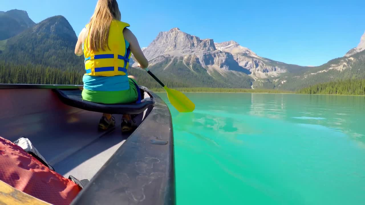 mujer remando un bote en el río 4k