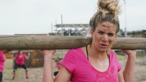 mujer caucásica agotada haciendo ejercicio en el campamento de entrenamiento