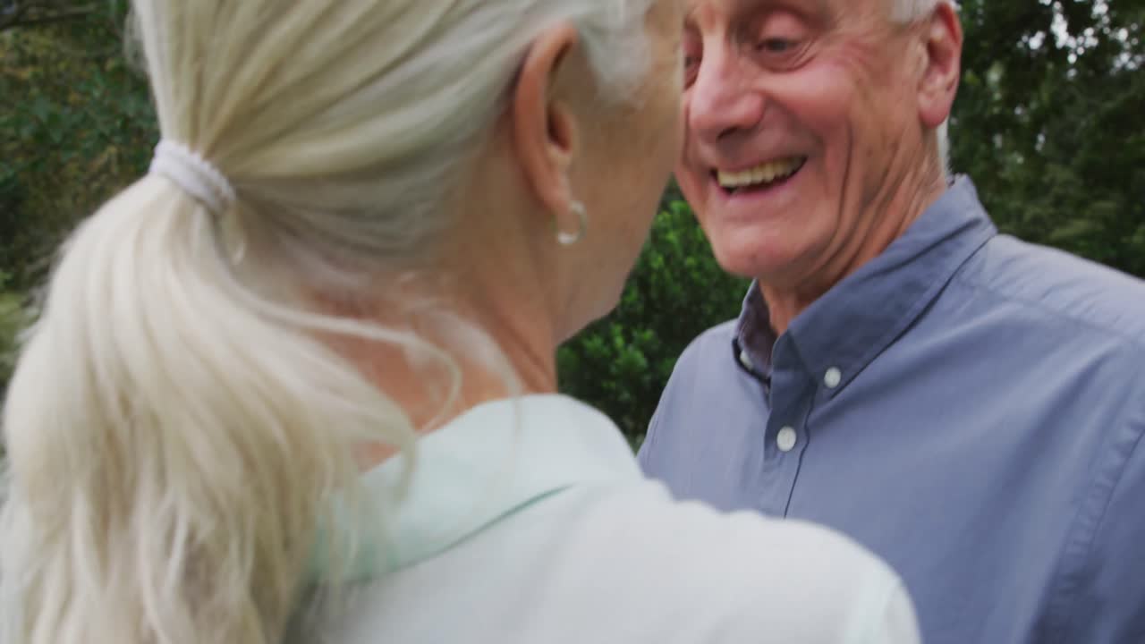 정원 에 있는 고위 부부