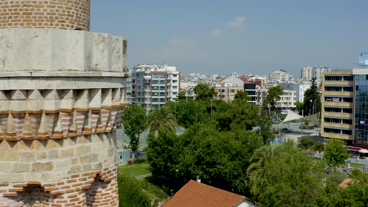 marina de antalya con el castillo de antalia