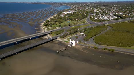 Vista-Aérea-Circular-Sobre-El-Puente-De-La-Autopista-Houghton-Entre-Brighton-Y-La-Península-De-Redcliffe,-Brisbane,-Australia