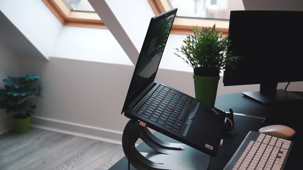 Lavorare da casa su un portatile in una giornata di pioggia
