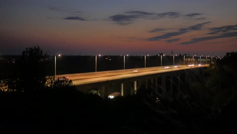 Lapso-De-Tiempo-De-Una-Puesta-De-Sol-Capturada-En-Una-Colina-En-Liljeholmen-En-Estocolmo-Frente-A-La-Autopista-Essingeleden