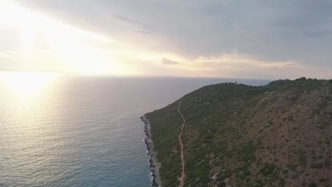 Albanische-Riviera-Bei-Sonnenuntergang-Mit-Den-Sonnenstrahlen,-Die-Durch-Die-Wolken-Dringen-Und-Die-Adria-Erhellen