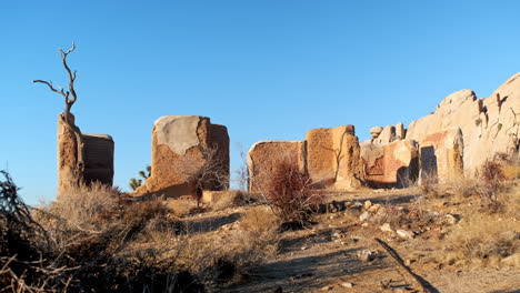 estableciendo la fotografía del paisaje de las ruinas de adobe rocoso rojo en el desierto solitario