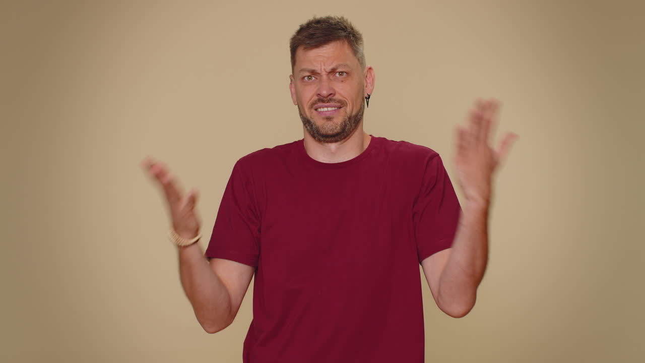 joven guapo cerrando los ojos con la mano mostrando el gesto de parada, confundido tímido asustado de ver, horrible