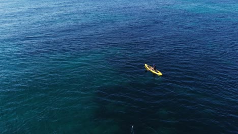 Vista-Aérea-De-La-Pesca-En-Kayak-En-El-Paisaje-Marino,-Vista-De-Drones-De-Pesca-Con-Curricán