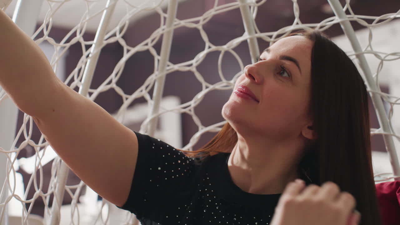 머리를 감상하는 여성, 스타일링된 머리를 소중히 여기는 여성의 클로즈업, 머리를 조심스럽게 살펴보는 여성의 섬세한 모습, 살롱 환경에서 머리를 부드럽게 감상하는 여성의 모습을 담은 디테일 샷