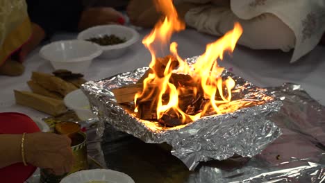 Anbeter,-Die-Während-Der-Hinduistischen-Havan-Zeremonie-Ghee-Und-Opfergaben-Auf-Feuerflammen-Legen-1