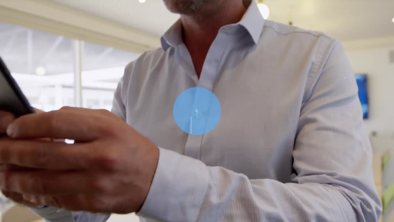 animación de una red de conexiones con iconos de los medios de comunicación sobre un hombre biracial que usa un teléfono inteligente