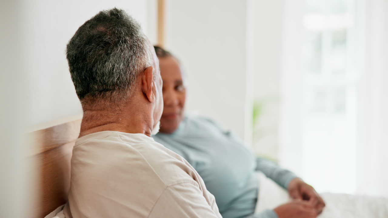 Divorzio, letto e coppia anziana che litiga