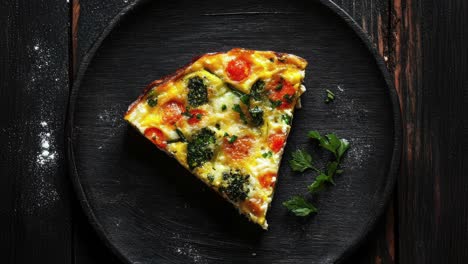 una rebanada de quiche de verduras con brócoli, calabacín y tomate