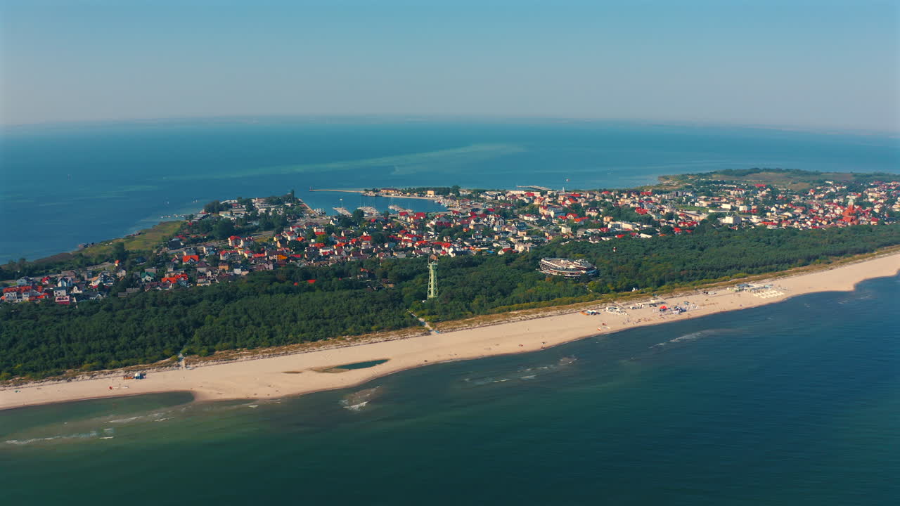 은 여름날에 폴란드의 야스타르니아의 상단 파노라마 뷰, 배경에는 발트해와 만이 있습니다.