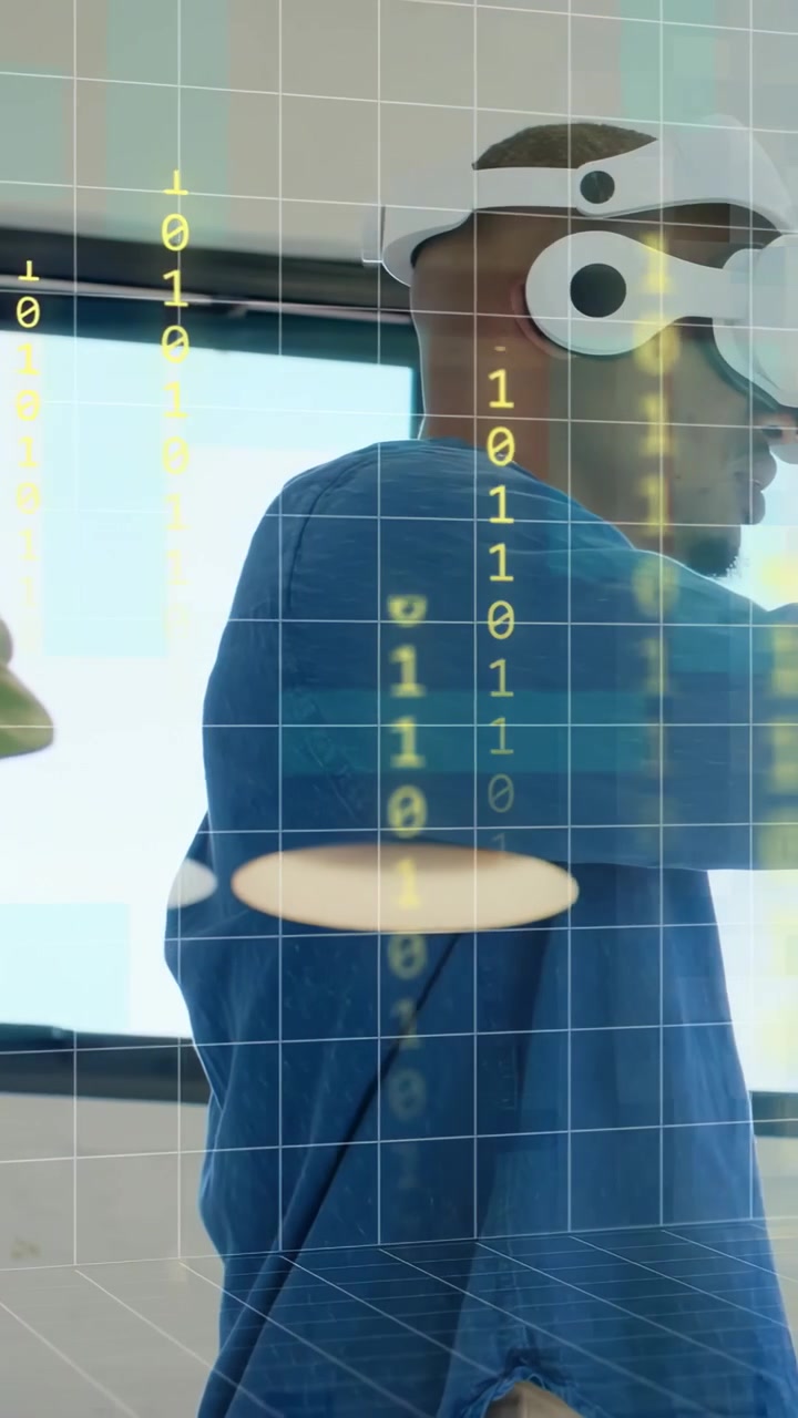 Homem usando óculos de RA perto da janela, gesticulando, criando uma sobreposição de grade e bits caindo para demonstração de tecnologia.