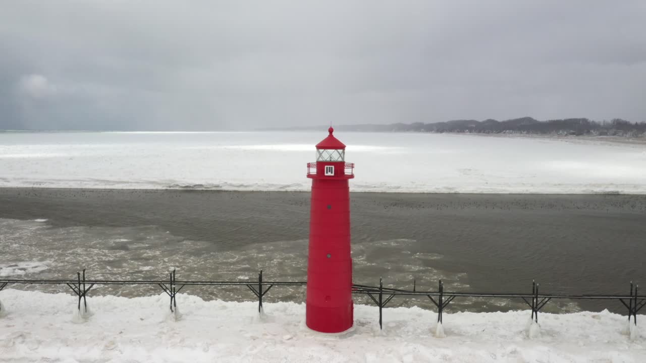 무인 항공기가있는 미시간 호수에서 겨울에 그랜드 헤이븐, 미시간 등대
