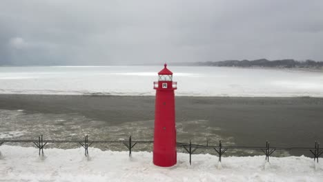 Gran-Refugio,-Faro-De-Michigan-En-El-Invierno-En-El-Lago-Michigan-Con-Dron-Lejos