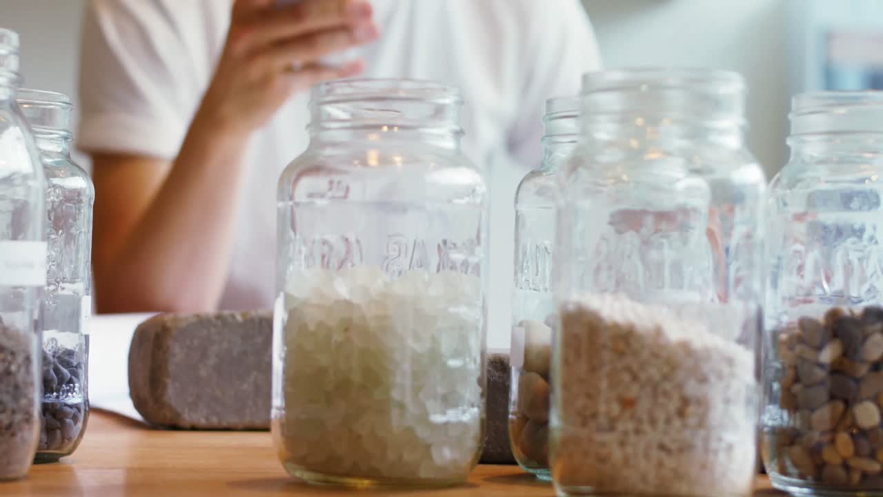 드폰을 들고 책상에서 일하는 남자