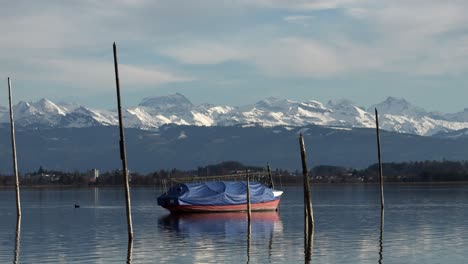 Barco-De-Pesca-En-Olas-Tranquilas-En-El-Lago-Pfäffikersee