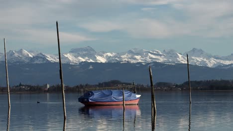 barco de pesca en las olas tranquilas en el lago pfäffikersee