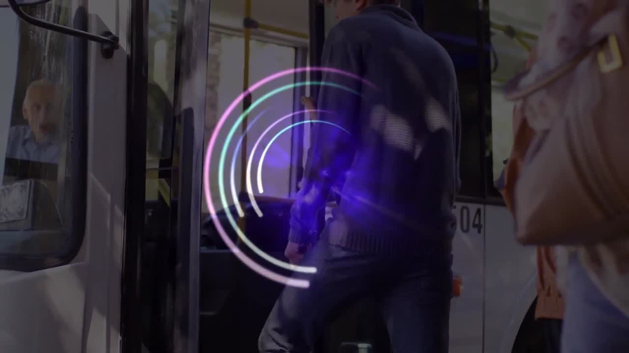 animación de escaneo de alcance y procesamiento de datos sobre hombre y mujer hablando