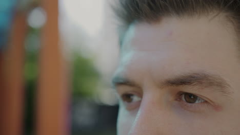 primer plano de la cara de un hombre